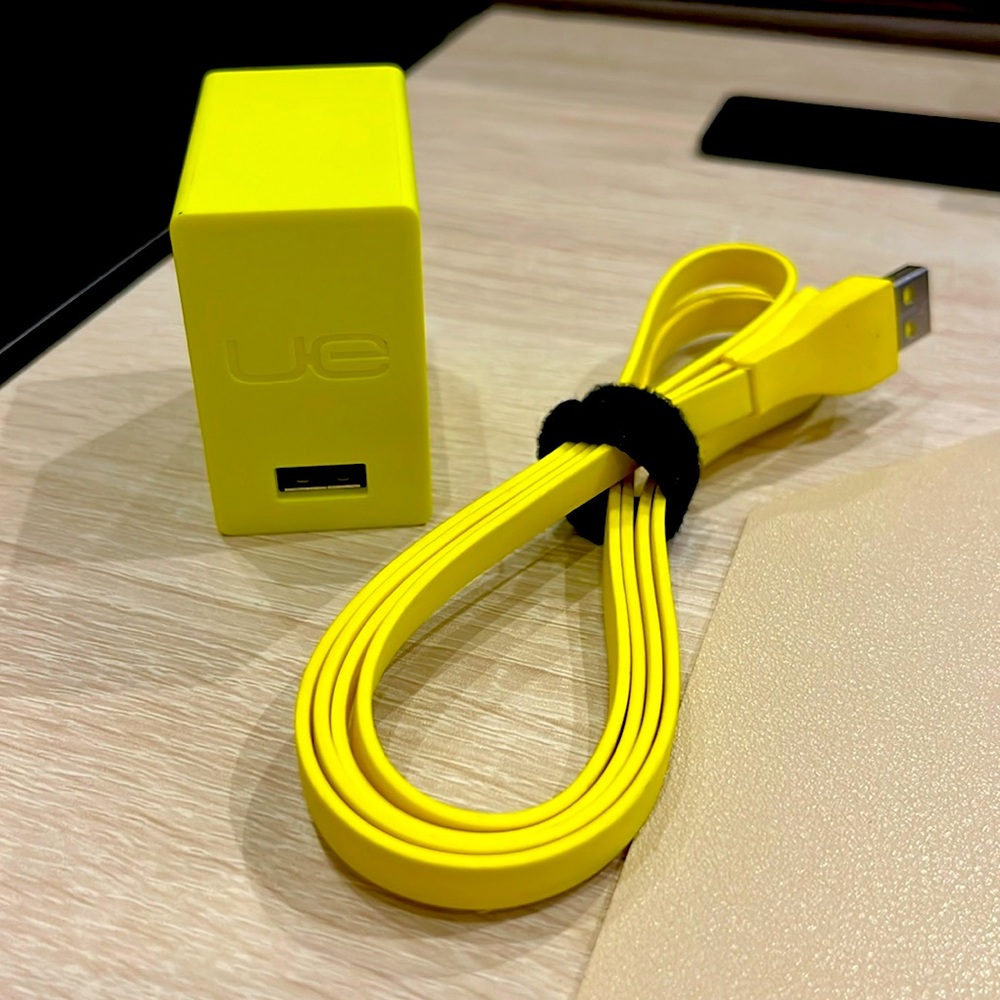 Logitech AC Charger #534-00072 &
Adapter Cable KR5V2A UE BOOM OEM